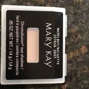 Mary Kay chromafusion eye shadow in hazelnut.
